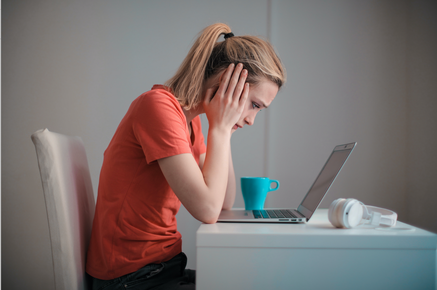 Woman reading Silk & Snow mattress reviews on a laptop